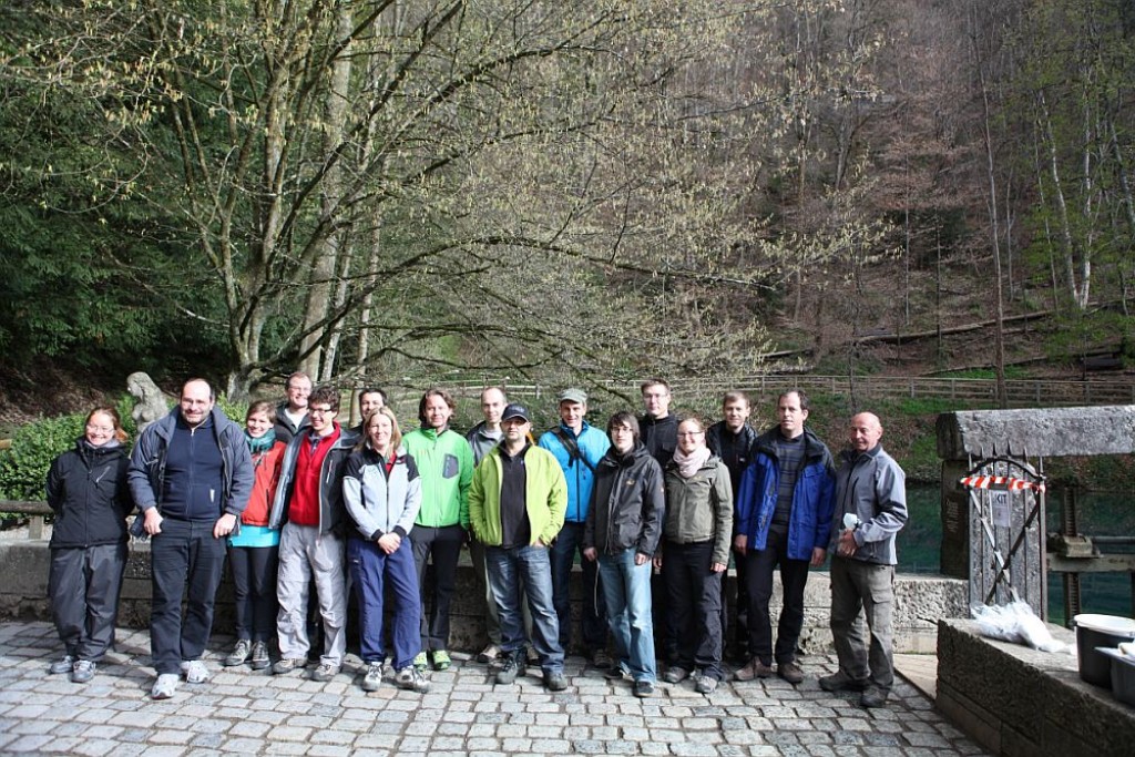Alle Beteiligten der Färbeaktion, Frauen und Männer der ARGE BLAUTOPF, ARGE BLAUKARST und die geologischen Mitarbeiter des KIT Karlsruhe