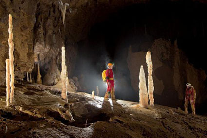 Höhlenforschung an der Blautopfhöhle im National Geographic
